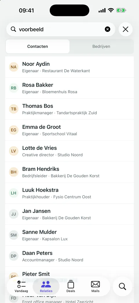 De lijst met relaties in de app: contactpersonen met hun functie en bedrijf.