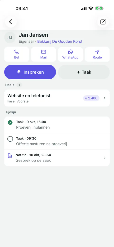 Contactkaart in de app Ragently CRM: knoppen om te bellen, te mailen, te WhatsAppen en te navigeren, een knop Inspreken, een deal en de tijdlijn met taken en een notitie.