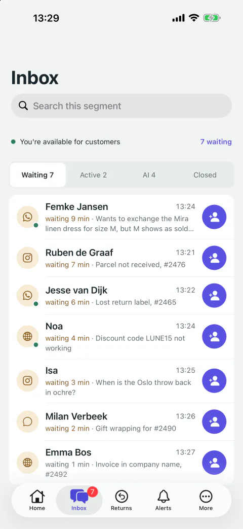 The inbox of the Ragently app: customers waiting for a person, each with their channel, their question and how long they've been waiting, and a button to take over the conversation.
