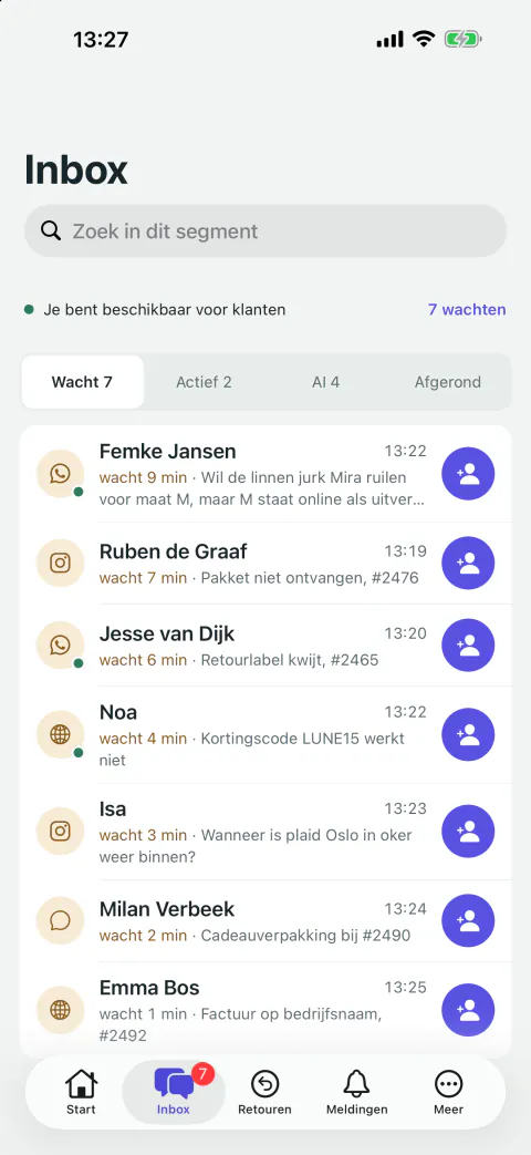 De inbox van de Ragently-app: klanten die op een mens wachten, elk met hun kanaal, hun vraag en hoe lang ze al wachten, en een knop om het gesprek over te nemen.